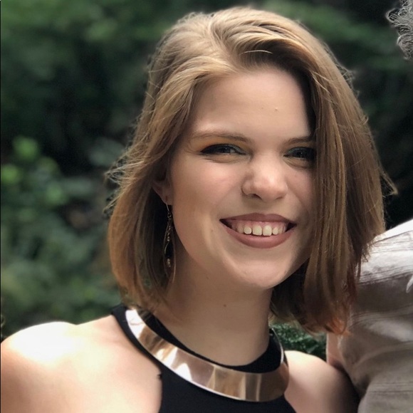 Meet your Posher, Cecilia - Picture 1 of 5